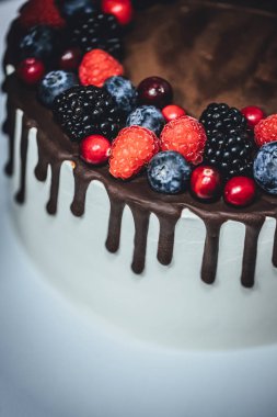 Çikolata kaplı ve dutlu beyaz pasta, yakın plan doğum günü pastası.