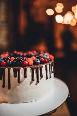 Çikolata kaplı ve dutlu beyaz pasta, yakın plan doğum günü pastası.