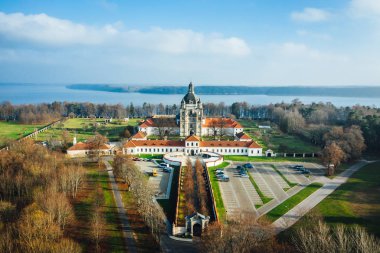Kaunas, Litvanya 'daki Pazaislis Manastırı' nın hava manzarası. Güneşli bir sonbahar günü.