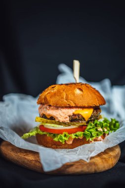 Marul, sığır eti ve kırmızı biberli ev yapımı çizburger.