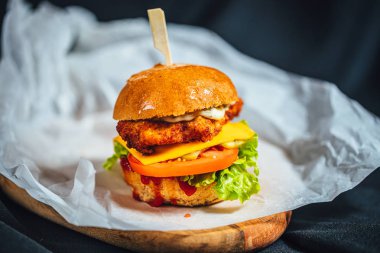 Tavuk fileto, ketçap ve mayonezli küçük çocuk burgeri..