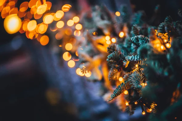 Vista Cerca Las Luces Decoraciones Del Árbol Navidad Fondo Temporada —  Fotos de Stock