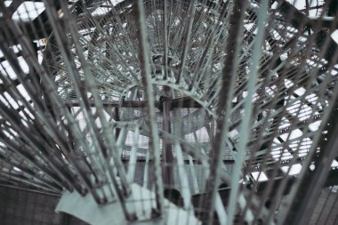 Arka planda metal yapı, kapat