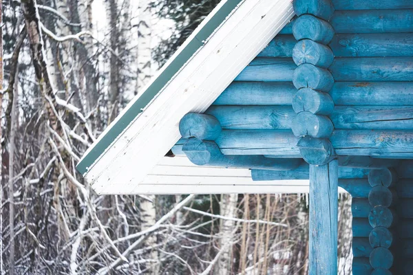 冬の間の木造住宅や森 — ストック写真