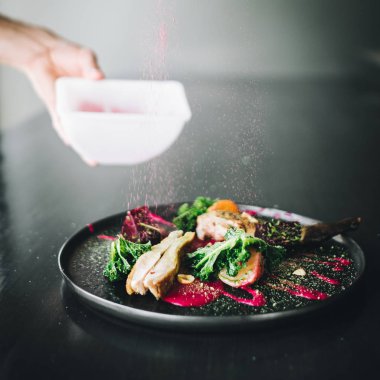 Michelin restoranı organik ördek eti, lahana ve pancar püresi servis ediyor, şef yemek pişiriyor. 