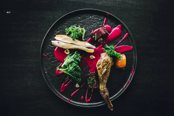 ダークプレートにケールとビーツのピューレと有機鴨肉を提供するミシュランレストラン シェフ料理 — ストック写真