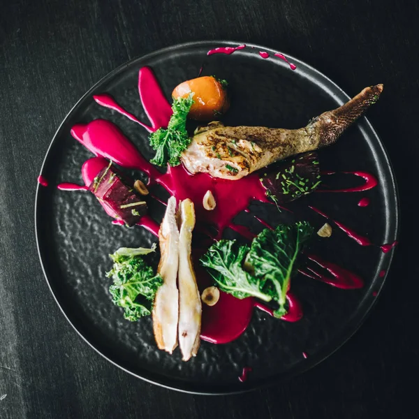 사탕무 가루와 고기를 나르는 미슐랭 요리용 — 스톡 사진