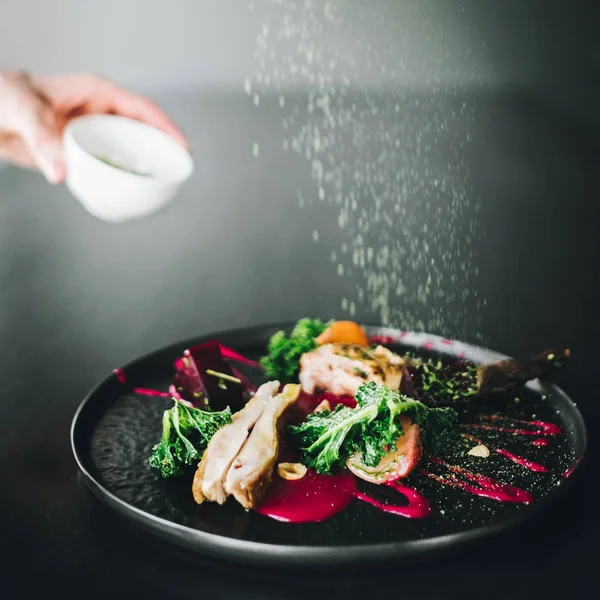 Michelin Restaurant Serveert Biologisch Eendenvlees Met Boerenkool Bietenpuree Donker Bord — Stockfoto