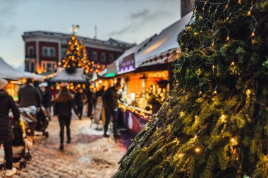 Riga, Letonya 'da Noel pazarındaki Enterenc, şehirde tatil sezonu. 