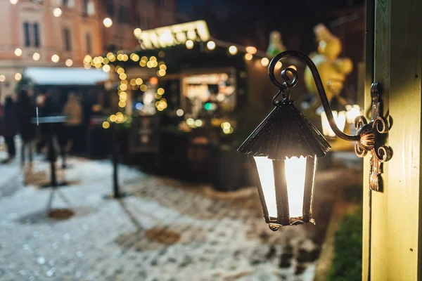 Açık hava pazarının çatısından sarkan tatil ışığı. Şehirde gece vakti..