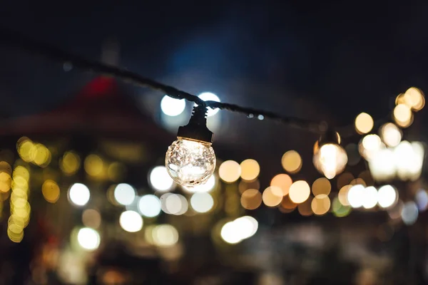 Żarówki Wiszące Targu Bożonarodzeniowym Światła Wakacyjne Mieście — Zdjęcie stockowe