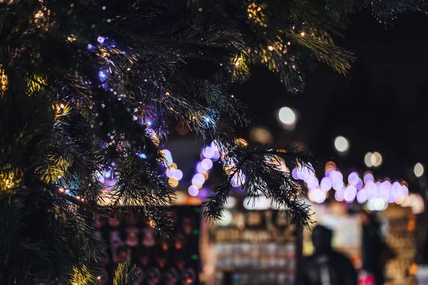 Żarówki Wiszące Targu Bożonarodzeniowym Światła Wakacyjne Mieście — Zdjęcie stockowe