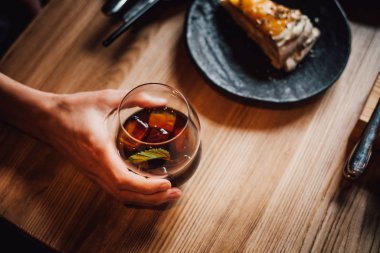 Genç bayanlar kafede eğleniyor, arkadaşlar soğuk içecekler içiyor ve birlikte kahvaltı yapıyorlar..