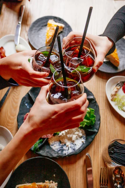 Jovens Senhoras Desfrutando Tempo Juntos Café Amigos Bebendo Bebidas Frias — Fotografia de Stock