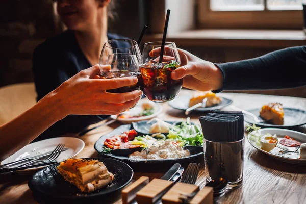 カフェで一緒に時間を楽しむ若い女性 冷たい飲み物を飲み 一緒に朝食を食べる友人 — ストック写真