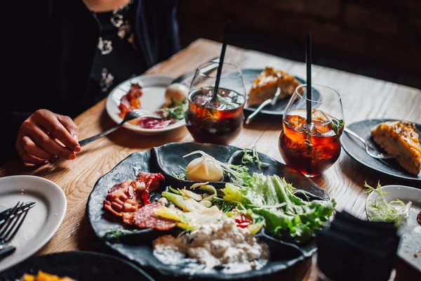 カフェで一緒に時間を楽しむ若い女性 冷たい飲み物を飲み 一緒に朝食を食べる友人 — ストック写真