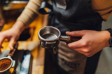 Barista kahve makinesinden kahve yapıyor.