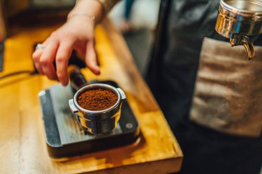 Barista kahve makinesinden kahve yapıyor.