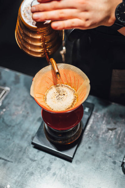 Бариста пивоварения фильтр кофе в кафе
