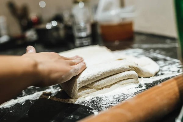 Mujer Amasando Masa Sobre Mesa Espolvoreada Con Harina —  Fotos de Stock