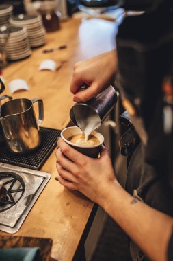 Barista kahve dükkanında cappuccion kahve yapıyor