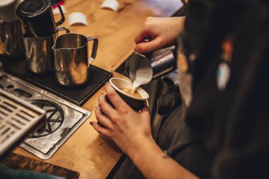 Barista kahve dükkanında cappuccion kahve yapıyor