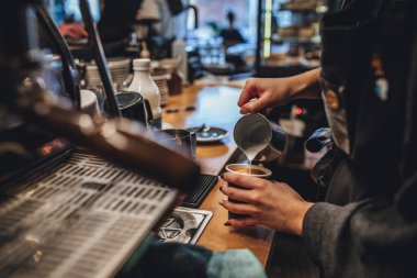 Barista kahve dükkanında cappuccion kahve yapıyor