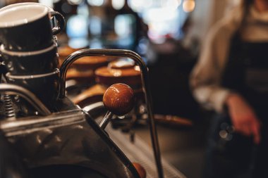 Barista kahve dükkanında cappuccion kahve yapıyor