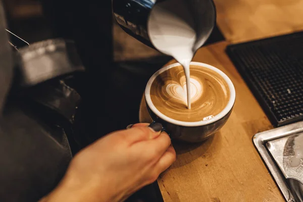 Barista kahve dükkanında cappuccion kahve yapıyor