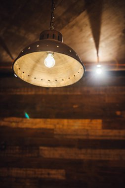 Tavandan sarkan büyük klasik lamba, modern iç mekan.