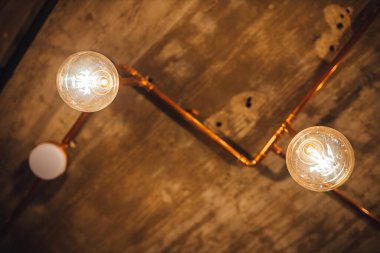 Beton tavandan sarkan klasik ampuller, modern iç mekan.