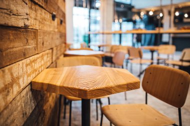 Boş ahşap sehpaların manzarasını kapat. 