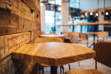 Boş ahşap sehpaların manzarasını kapat. 