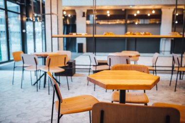 Boş ahşap sehpaların manzarasını kapat. 