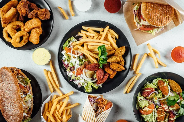 Yeni hazırlanmış lezzetli kebap çeşitleri hakkında tepeden tırnağa bilgi. Parlak arka planda, sokak yemekleri restoranı.