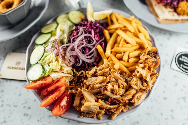 Doner Kebab Prato Com Legumes Batatas Fritas Souce Carne Grelhada — Fotografia de Stock