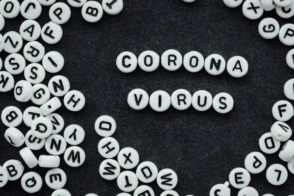 Worte Corona Virus Aus Kleinen Weißen Buchstaben Auf Schwarzem Hintergrund — Stockfoto