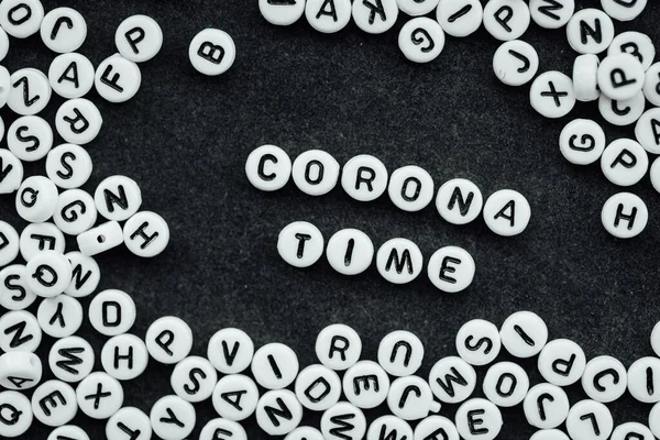 Mots Corona Time Petites Lettres Blanches Sur Fond Noir — Photo