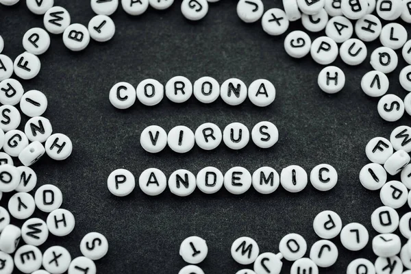 글자로 만들어 코로나 바이러스 유행병 — 스톡 사진