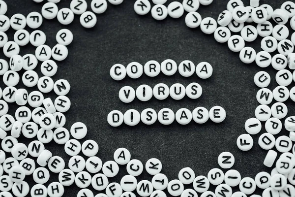 배경에 글자로 만들어 코로나 바이러스 — 스톡 사진