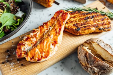 Izgara somon bifteğine yakından bak.