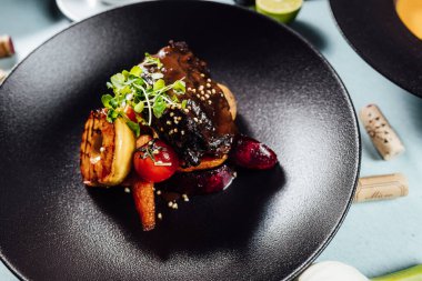 Lezzetli ızgara domuz pirzolası ve sebze