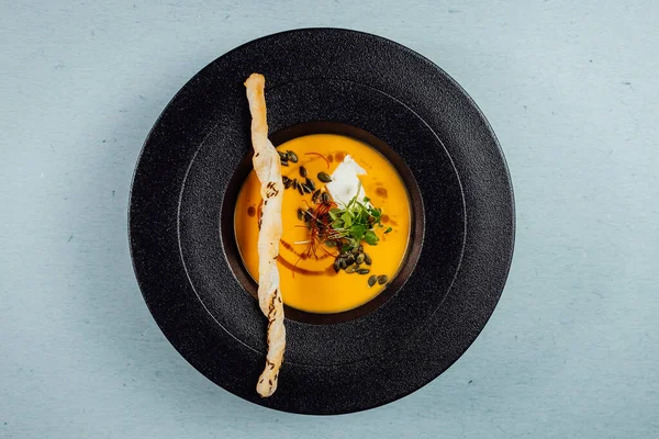Homemade Fresh Spicy Organic Creamy Pumpkin Soup Black Bowlm Michelin — 스톡 사진