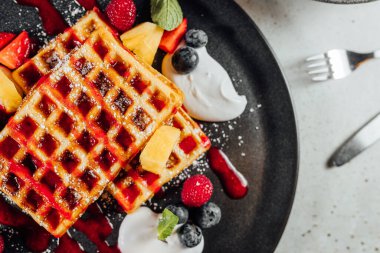 Ev yapımı vejetaryen Belçika Waffle 'ı. Yaz bereleri ve krem şanti.