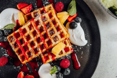 Ev yapımı vejetaryen Belçika Waffle 'ı. Yaz bereleri ve krem şanti.