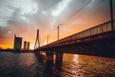 Riga 'daki Vansu köprüsü Daugava Nehri' ni susnet zamanında geçiyor.