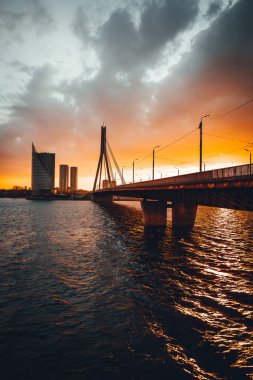 Riga 'daki Vansu köprüsü Daugava Nehri' ni susnet zamanında geçiyor.