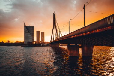 Riga 'daki Vansu köprüsü Daugava Nehri' ni susnet zamanında geçiyor.