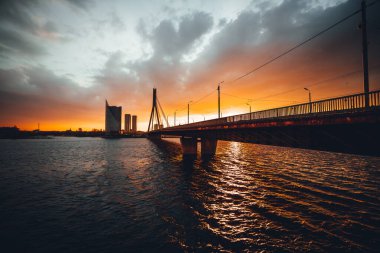 Riga 'daki Vansu köprüsü Daugava Nehri' ni susnet zamanında geçiyor.