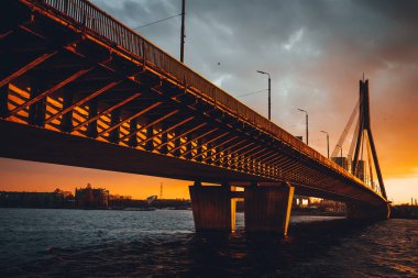 Riga 'daki Vansu köprüsü Daugava Nehri' ni susnet zamanında geçiyor.